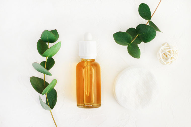 Flacon d'huile essentielle de lavande et branches d'eucalyptus: l'aromathérapie contre l'anxiété