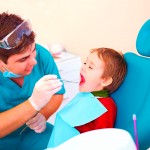 Première visite chez le dentiste: quand la prévoir?