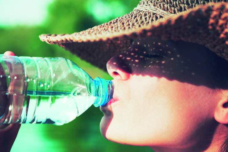 Il est important de boire beaucoup d'eau pour éviter et se débarrasser de constipation et diarrhée en voyage