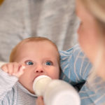 Passer de l’allaitement maternel au biberon : une étape importante pour vous et votre bébé