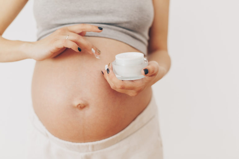 femme-enceinte-hydrate-ventre-creme