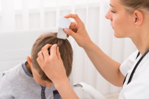 femme-peigne-poux-cheveux-enfant