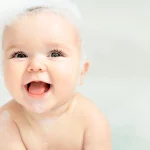 Bain de bébé : conseils et produit pour laver bébé